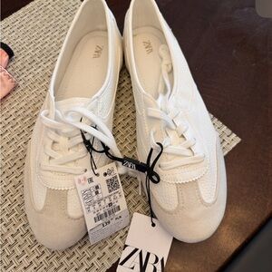 Zara White Sneakers with Minimalist Design and Lace-Up Closure